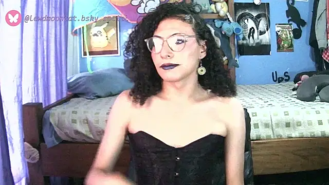 Snapshot of lewd_mooncat chatting on March 27, 9:47 pm lewd mooncat online show from March 27, 9:47 pm