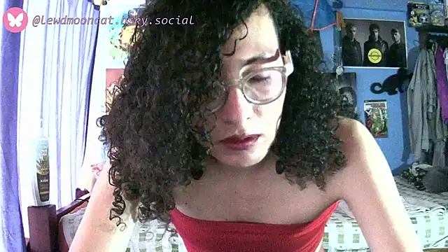 Snapshot of lewd_mooncat chatting on April 14, 10:05 pm lewd mooncat online show from April 14, 10:05 pm