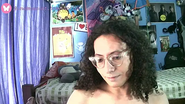 Snapshot of lewd_mooncat chatting on May 8, 9:42 pm lewd mooncat online show from May 8, 9:42 pm