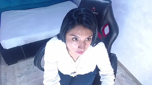 abril castanocm online show from February 17, 4:20 am