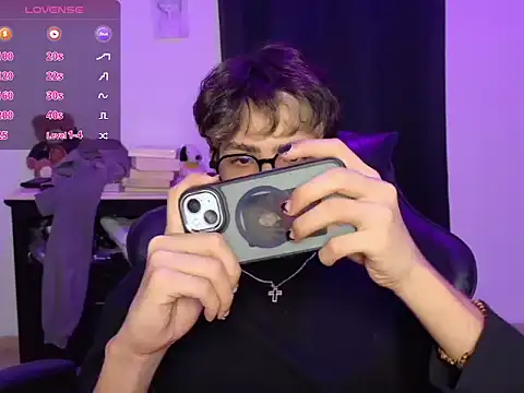 Snapshot of leotnk chatting on March 5, 4:08 am leotnk online show from March 5, 4:08 am