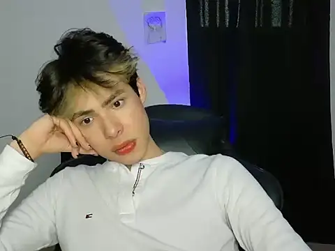 Snapshot of leotnk chatting on March 10, 11:10 pm leotnk online show from March 10, 11:10 pm