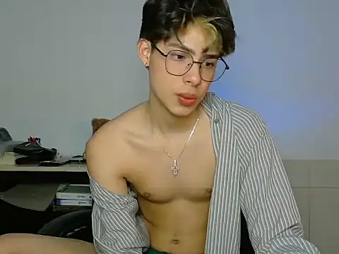 Snapshot of leotnk chatting on April 6, 2:31 am leotnk online show from April 6, 2:31 am