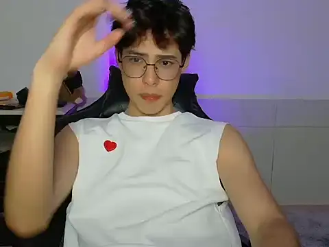 Snapshot of leotnk chatting on April 9, 4:12 am leotnk online show from April 9, 4:12 am