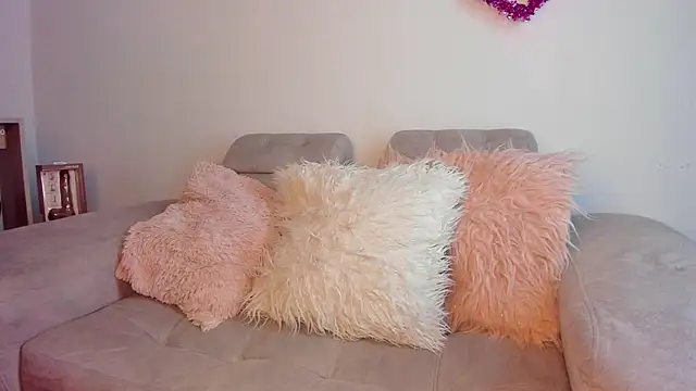 Snapshot of Tylla__ chatting on February 24, 5:05 am Tylla online show from February 24, 5:05 am