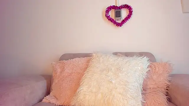 Snapshot of Tylla__ chatting on February 25, 5:06 am Tylla online show from February 25, 5:06 am