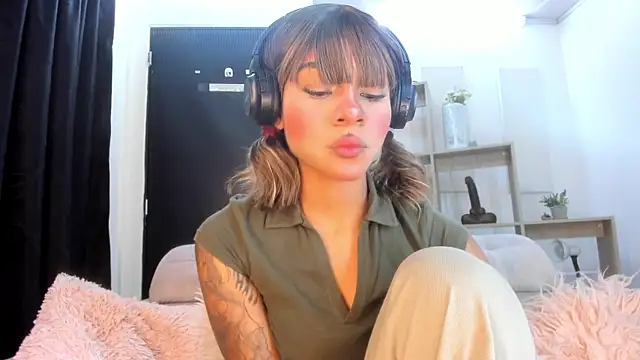 Snapshot of Tylla__ chatting on March 25, 5:13 am Tylla online show from March 25, 5:13 am