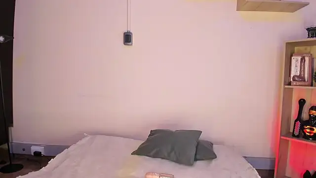 Snapshot of Tylla__ chatting on March 31, 5:19 am Tylla online show from March 31, 5:19 am