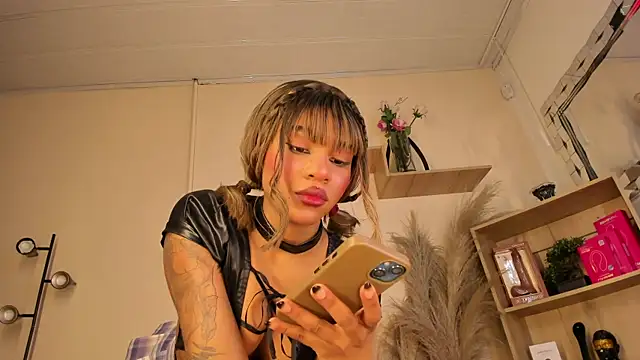 Snapshot of Tylla__ chatting on April 1, 4:57 am Tylla online show from April 1, 4:57 am