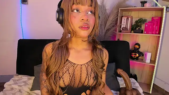 Snapshot of Tylla__ chatting on April 4, 4:00 am Tylla online show from April 4, 4:00 am