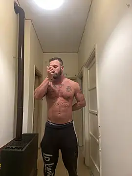 Snapshot of Tiziano94 chatting on April 4, 12:53 am Tiziano94 online show from April 4, 12:53 am