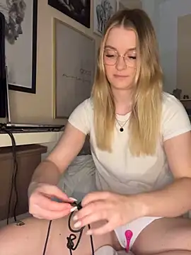 melanieTesss online show from April 4, 10:46 am