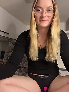 melanieTesss online show from May 11, 9:04 am