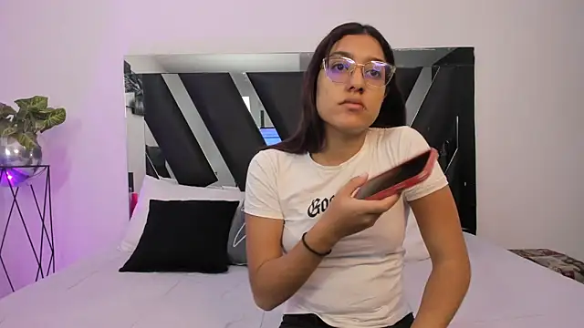 Snapshot of Mia_Iron chatting on March 20, 12:21 pm Mia Iron online show from March 20, 12:21 pm