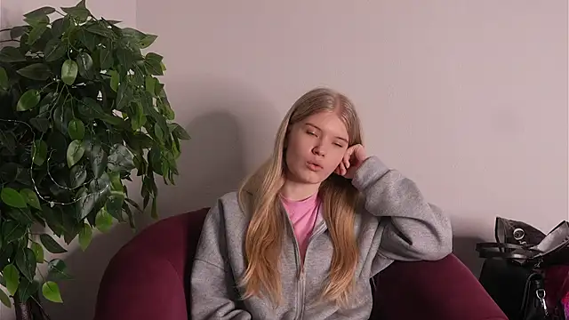 Snapshot of MelanyRuch chatting on February 17, 5:26 am MelanyRuch online show from February 17, 5:26 am