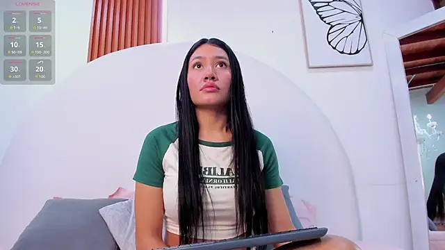 Violett Rosse  online show from March 6, 4:14 pm