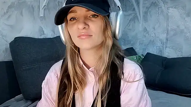 Snapshot of Anabel_Meow chatting on February 18, 8:10 am Anabel Meow online show from February 18, 8:10 am