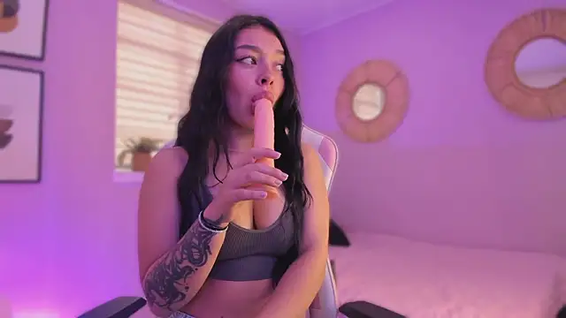 Snapshot of Lummii_ chatting on February 19, 7:32 pm Lummii online show from February 19, 7:32 pm