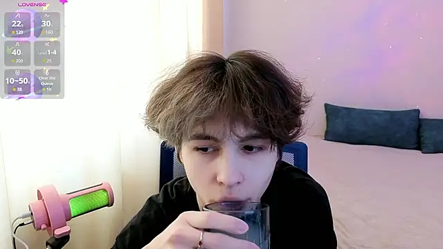 Snapshot of _LukaHayes_ chatting on March 10, 12:21 pm LukaHayes online show from March 10, 12:21 pm