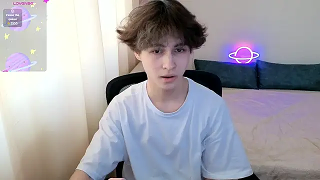 Snapshot of _LukaHayes_ chatting on April 2, 4:04 pm LukaHayes online show from April 2, 4:04 pm