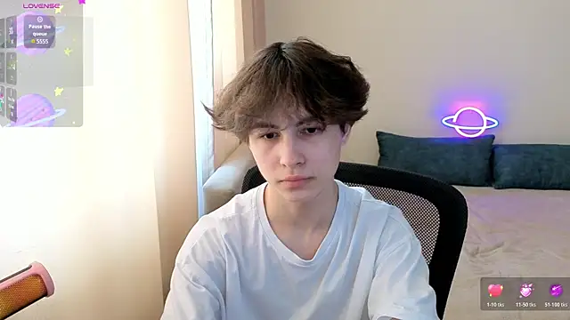 Snapshot of _LukaHayes_ chatting on April 4, 1:08 pm LukaHayes online show from April 4, 1:08 pm