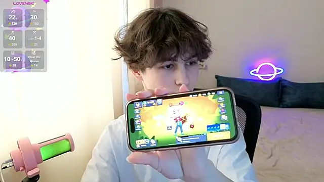 Snapshot of _LukaHayes_ chatting on April 8, 2:17 pm LukaHayes online show from April 8, 2:17 pm