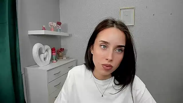 Snapshot of AdeleSolo chatting on April 7, 5:41 am AdeleSolo online show from April 7, 5:41 am