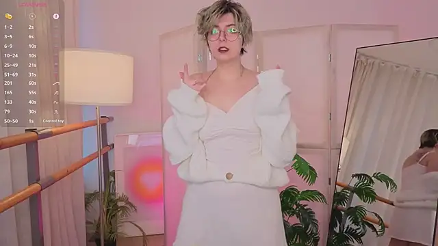 Snapshot of SpiderrArti chatting on February 17, 6:43 am SpiderrArti online show from February 17, 6:43 am