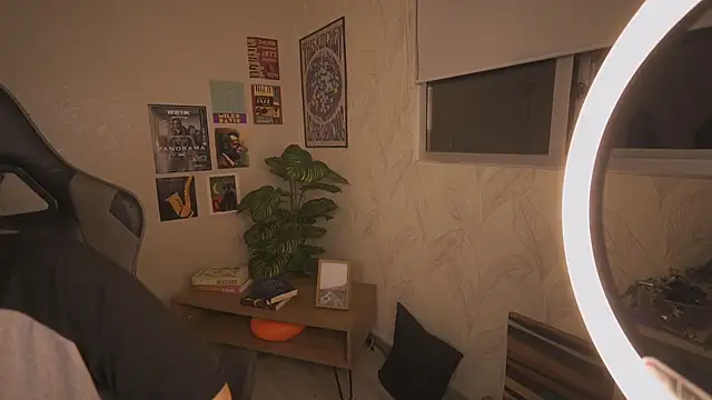 Snapshot of violette_clerk1_ chatting on February 20, 12:18 am violette clerk1 online show from February 20, 12:18 am