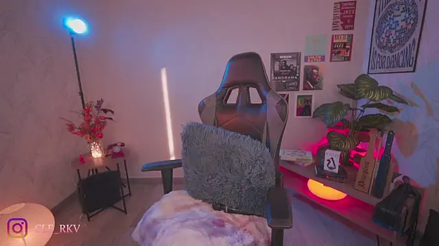 Snapshot of violette_clerk1_ chatting on April 4, 9:34 pm violette clerk1 online show from April 4, 9:34 pm