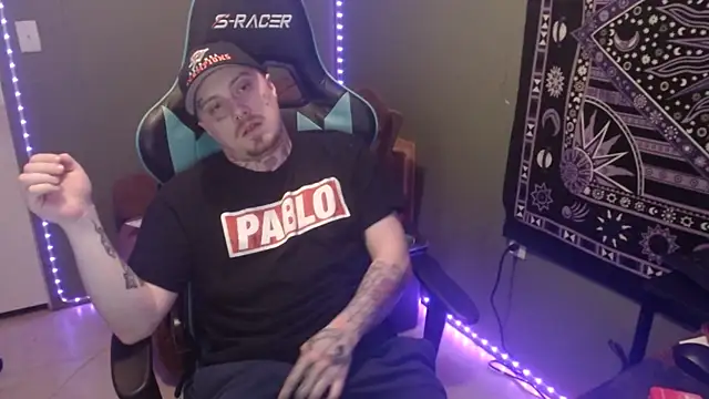 Snapshot of jamesthooo chatting on February 17, 5:37 am jamesthooo online show from February 17, 5:37 am