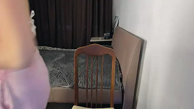 Snapshot of moon_bloom chatting on April 1, 10:18 pm moon bloom online show from April 1, 10:18 pm