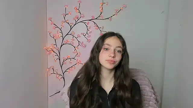 KissMeJulia online show from May 3, 5:24 am