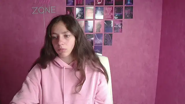 KissMeJulia online show from May 14, 5:14 am