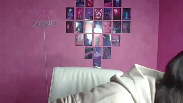 KissMeJulia online show from May 15, 5:25 am