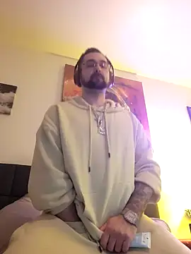 Snapshot of LargeLith chatting on March 6, 10:17 pm LargeLith online show from March 6, 10:17 pm