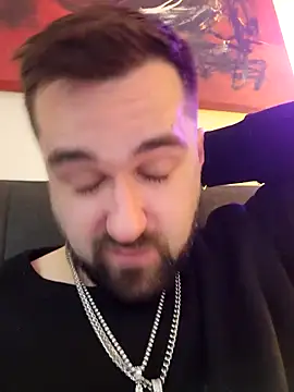 Snapshot of LargeLith chatting on April 6, 9:27 pm LargeLith online show from April 6, 9:27 pm