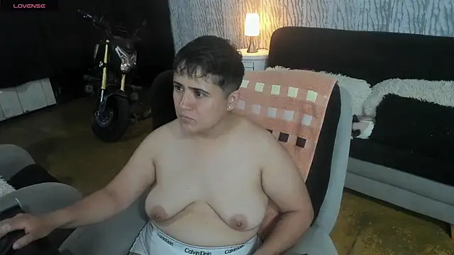 Snapshot of SophiaKnox chatting on February 18, 12:06 am SophiaKnox online show from February 18, 12:06 am