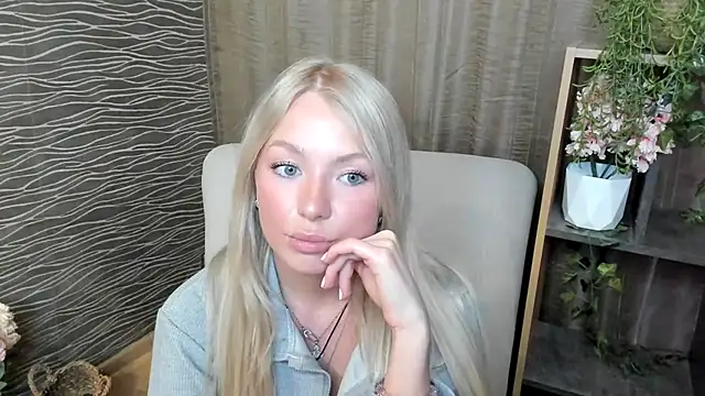 Snapshot of InellHovatter chatting on February 18, 5:25 am InellHovatter online show from February 18, 5:25 am