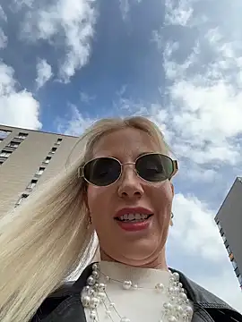 Snapshot of LisaMurr chatting on April 14, 10:43 am LisaMurr online show from April 14, 10:43 am