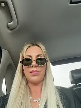 Snapshot of LisaMurr chatting on April 22, 10:17 am LisaMurr online show from April 22, 10:17 am