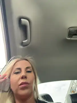 Snapshot of LisaMurr chatting on April 23, 10:03 am LisaMurr online show from April 23, 10:03 am
