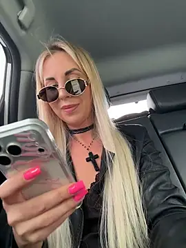 Snapshot of LisaMurr chatting on April 24, 9:12 am LisaMurr online show from April 24, 9:12 am