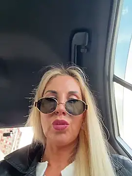 Snapshot of LisaMurr chatting on April 27, 1:31 pm LisaMurr online show from April 27, 1:31 pm