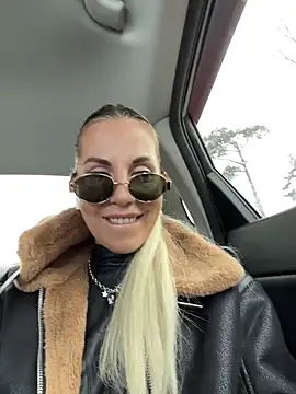 Snapshot of LisaMurr chatting on April 28, 12:21 pm LisaMurr online show from April 28, 12:21 pm
