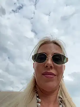 Snapshot of LisaMurr chatting on May 12, 1:08 pm LisaMurr online show from May 12, 1:08 pm
