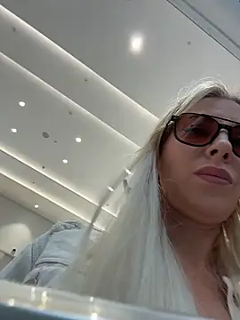 Snapshot of LisaMurr chatting on May 13, 10:01 am LisaMurr online show from May 13, 10:01 am