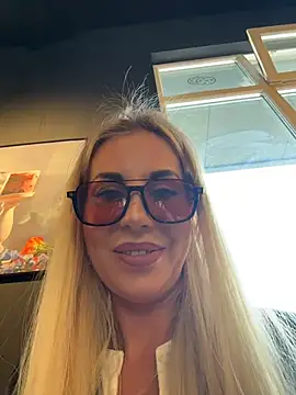 Snapshot of LisaMurr chatting on May 14, 12:01 pm LisaMurr online show from May 14, 12:01 pm
