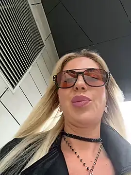 Snapshot of LisaMurr chatting on May 15, 11:06 am LisaMurr online show from May 15, 11:06 am