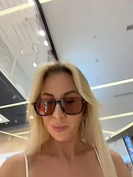 Snapshot of LisaMurr chatting on May 19, 12:44 pm LisaMurr online show from May 19, 12:44 pm